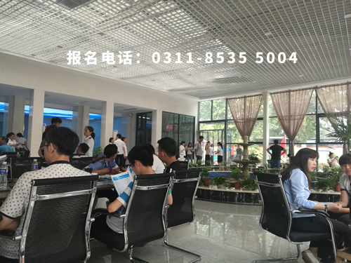 石家莊鐵路職業(yè)技工學(xué)校學(xué)費(fèi)一年多少？